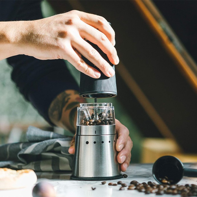 Simple and compact handheld electric coffee grinder