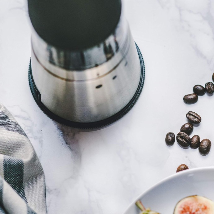 Simple and compact handheld electric coffee grinder
