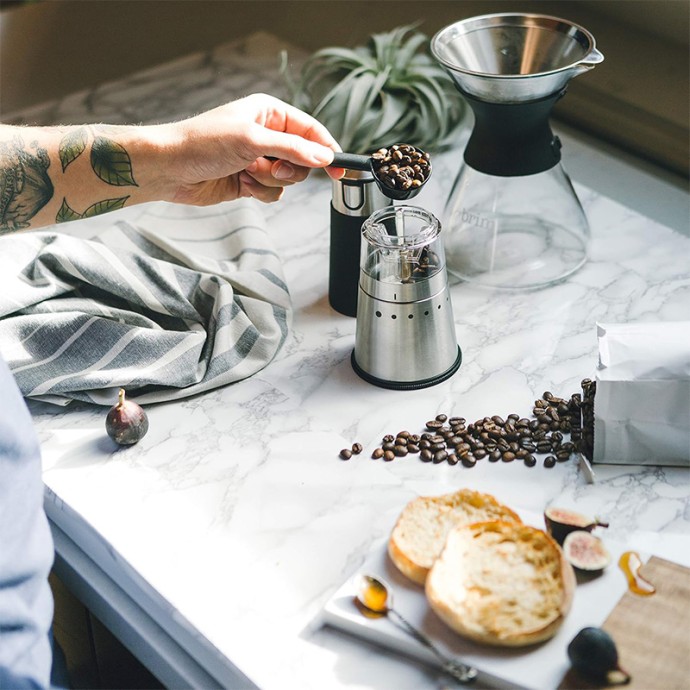 Simple and compact handheld electric coffee grinder