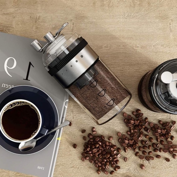 Manual coffee grinder with ceramic grinding core