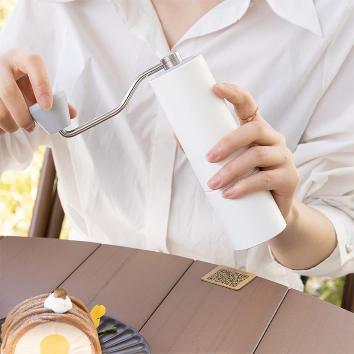 Sturdy and durable aluminum alloy coffee grinder
