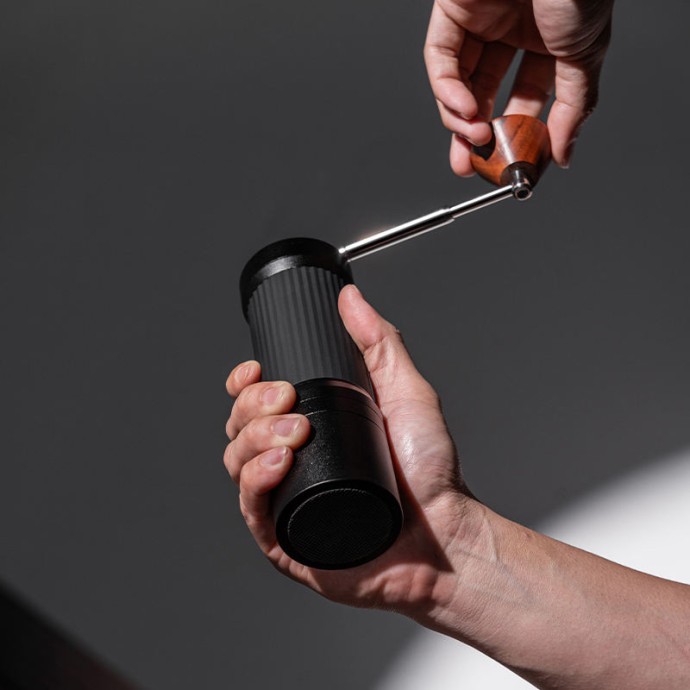 Manual coffee grinder with foldable handle