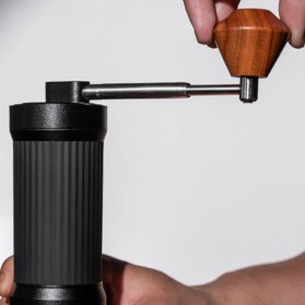 Manual coffee grinder with foldable handle